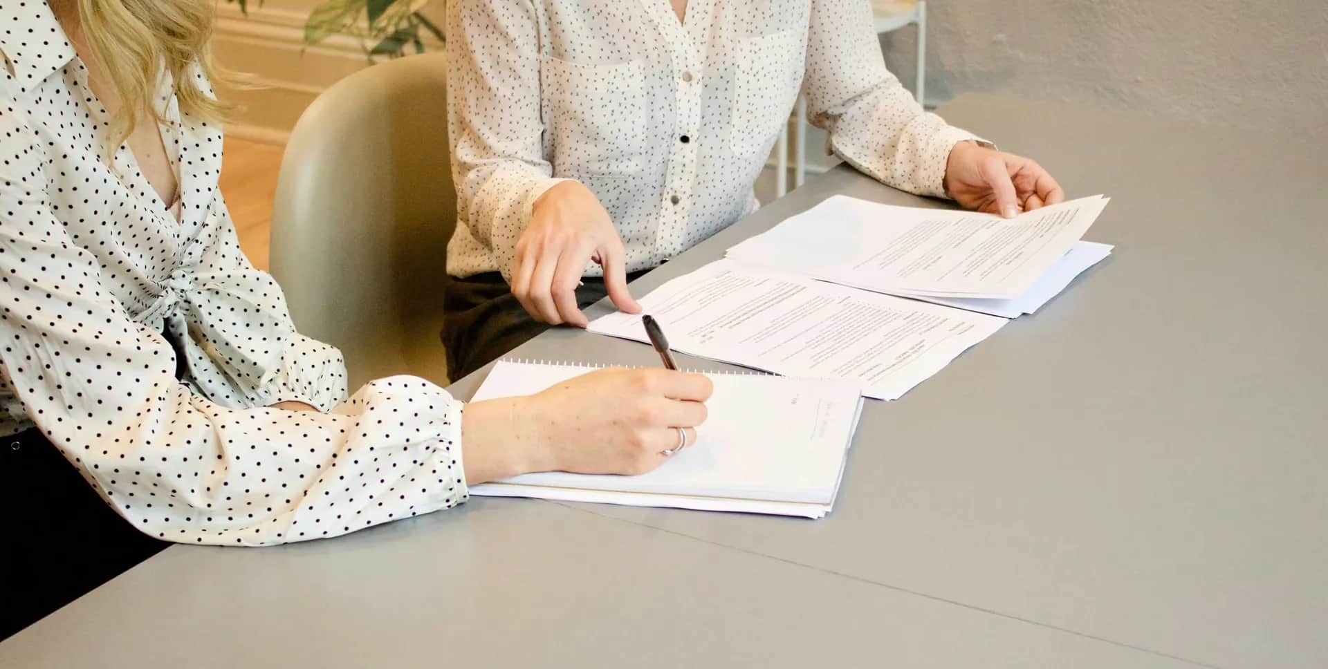 Emprendedor chileno revisando oportunidades de Compra Ágil en su computador