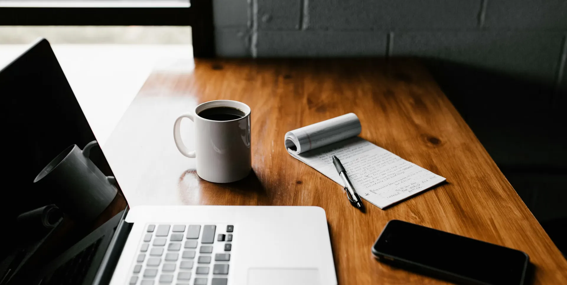 Equipo de Adjudica Licitaciones trabajando en asesoría de licitaciones públicas en Chile