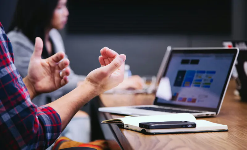 Equipo de Adjudica Licitaciones ayudando a empresas con licitaciones públicas