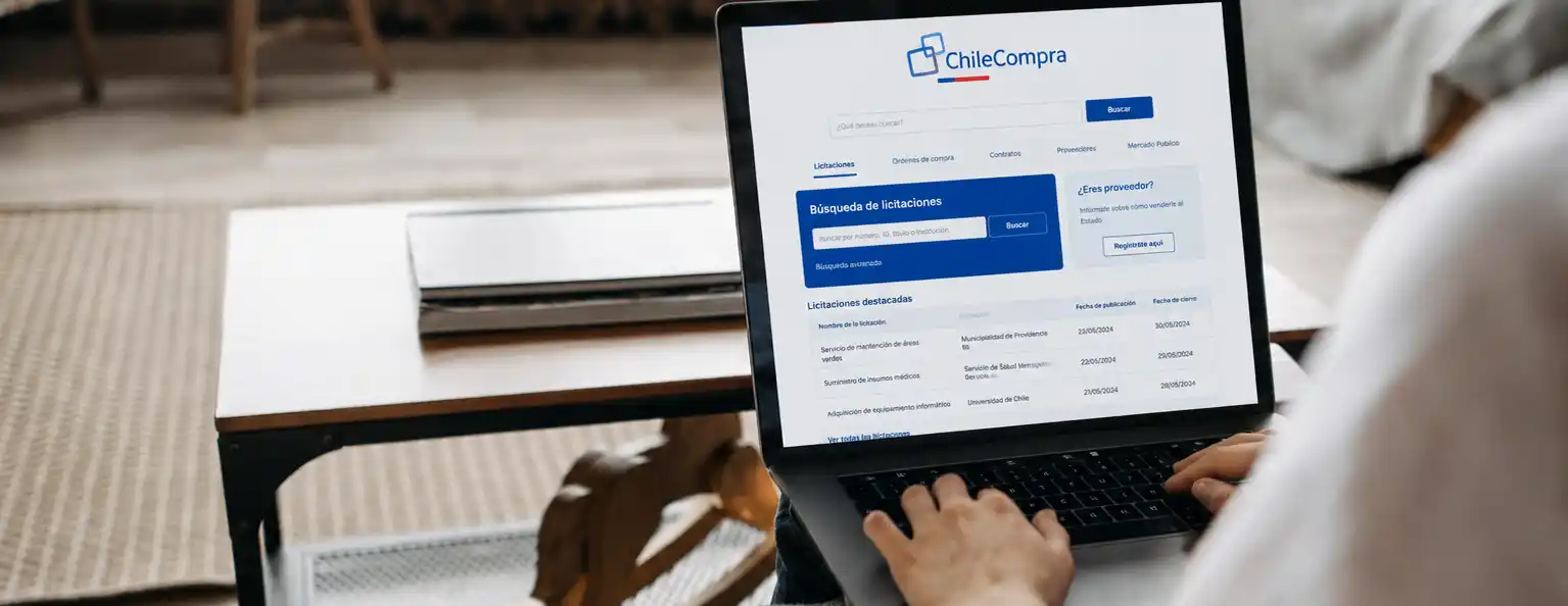 Equipo de Adjudica Licitaciones atendiendo consultas sobre licitaciones públicas